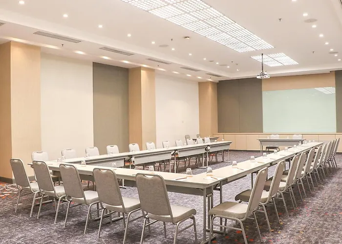 Harris Hotel & Conventions Bundaran Satelit Surabaya